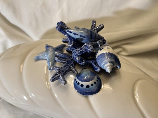 Große Muschelterrine blaues Korallenmuster
